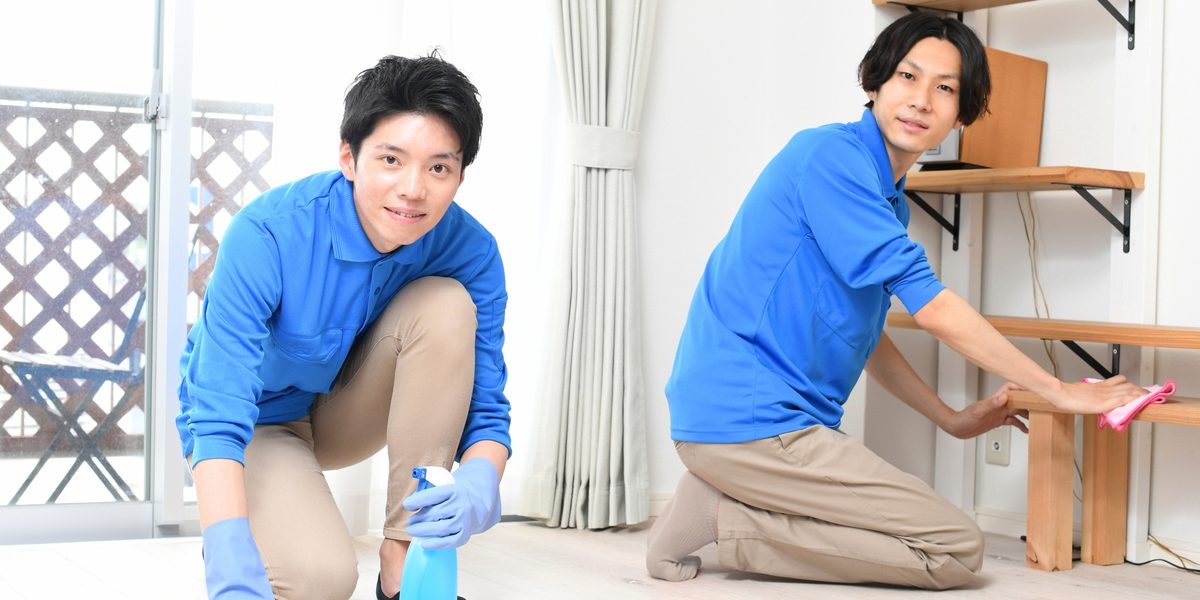 内見前に室内を清掃するスタッフ