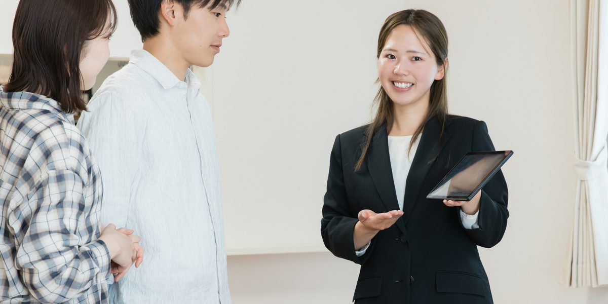 不動産会社の案内を聞く入居希望者
