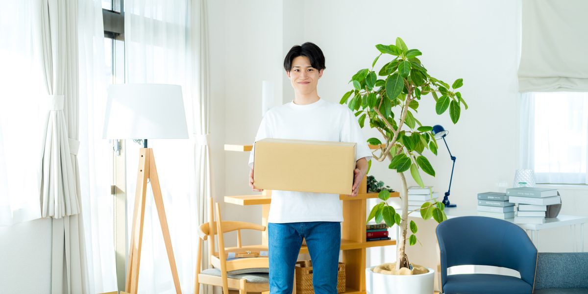 引っ越しの準備をする入居者
