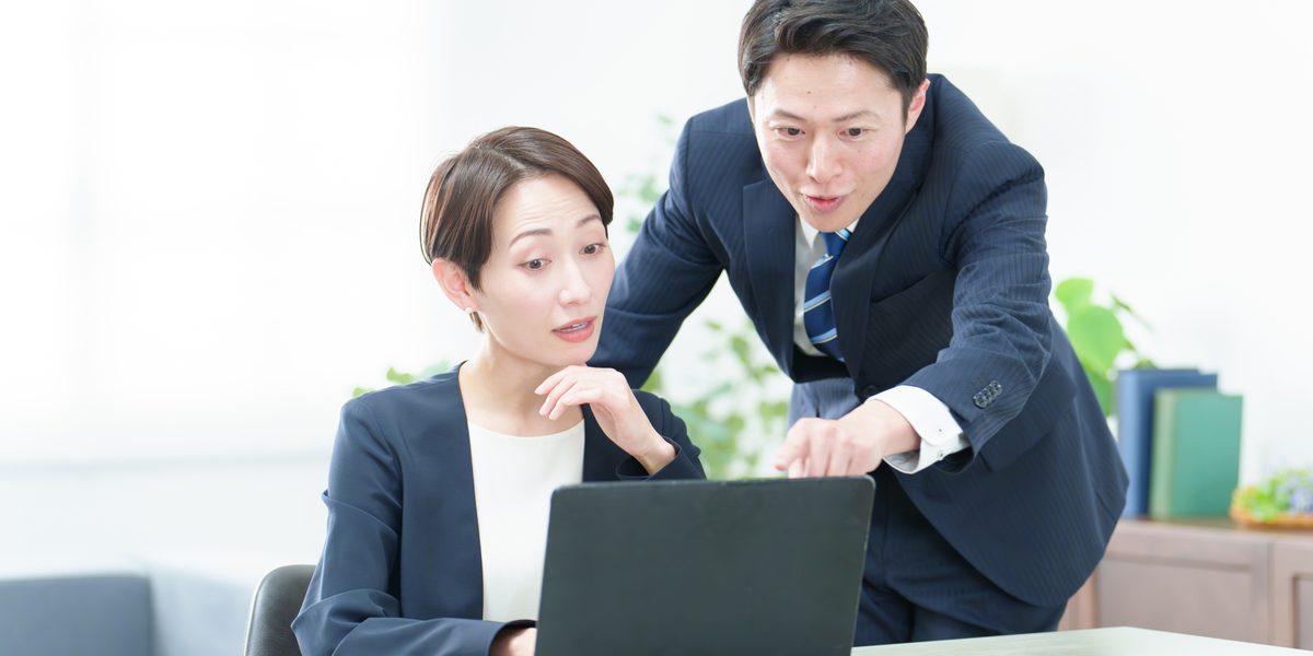 空室対策を打ち合わせするスタッフ