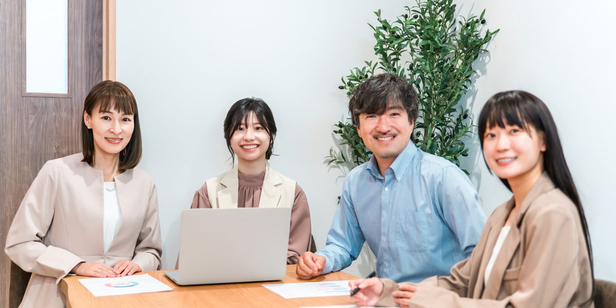 オーナーと打ち合わせをする管理会社のスタッフ