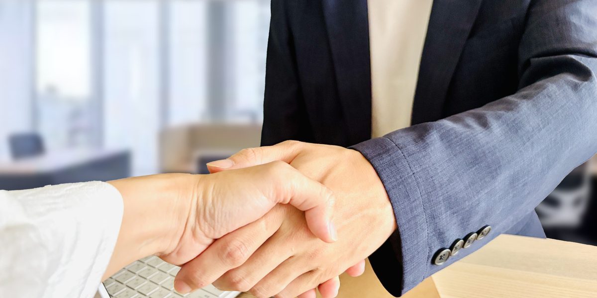 家賃保証会社との契約をイメージさせる握手