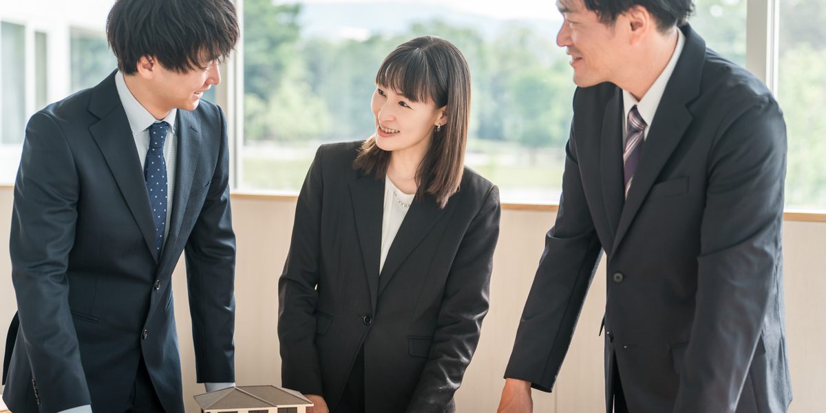 入居審査について打ち合わせをする担当者