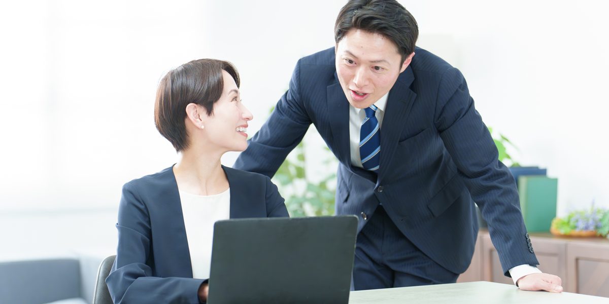 オーナーに対応を説明する管理会社の担当者