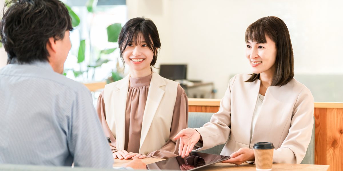 入居者に保険を説明する担当者