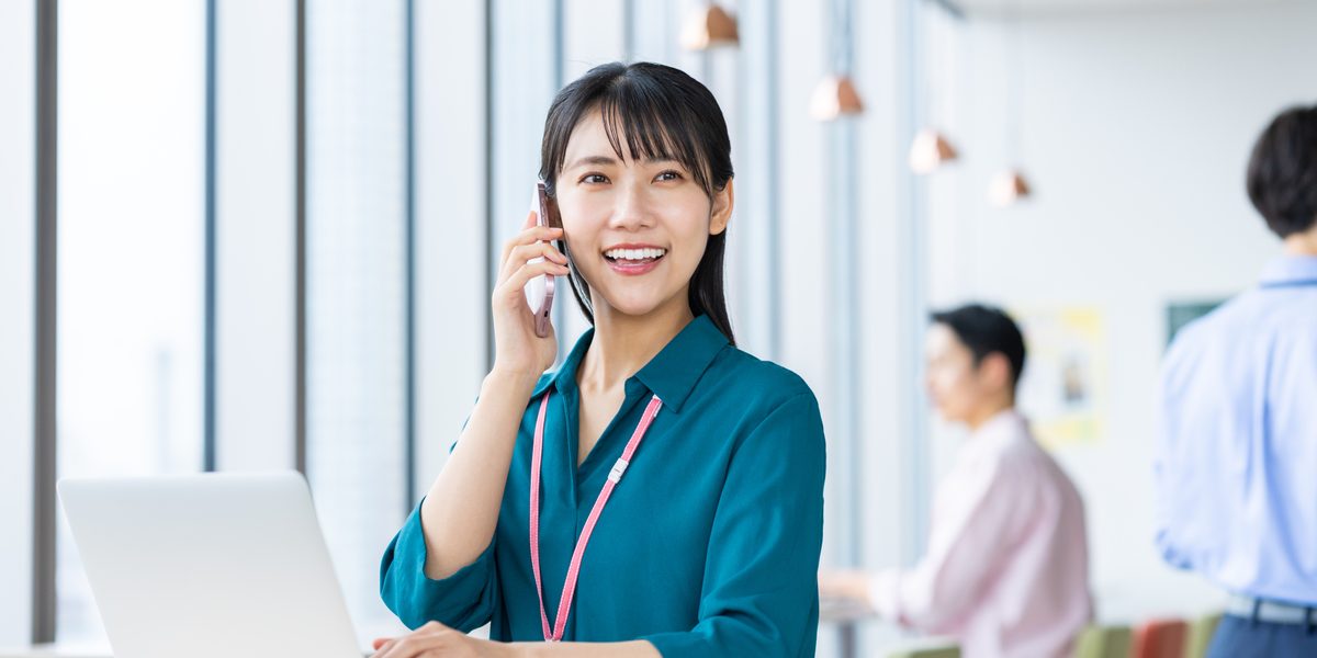 入居者からの電話に対応するスタッフ