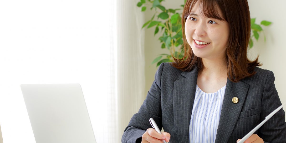 相談を受ける女性弁護士