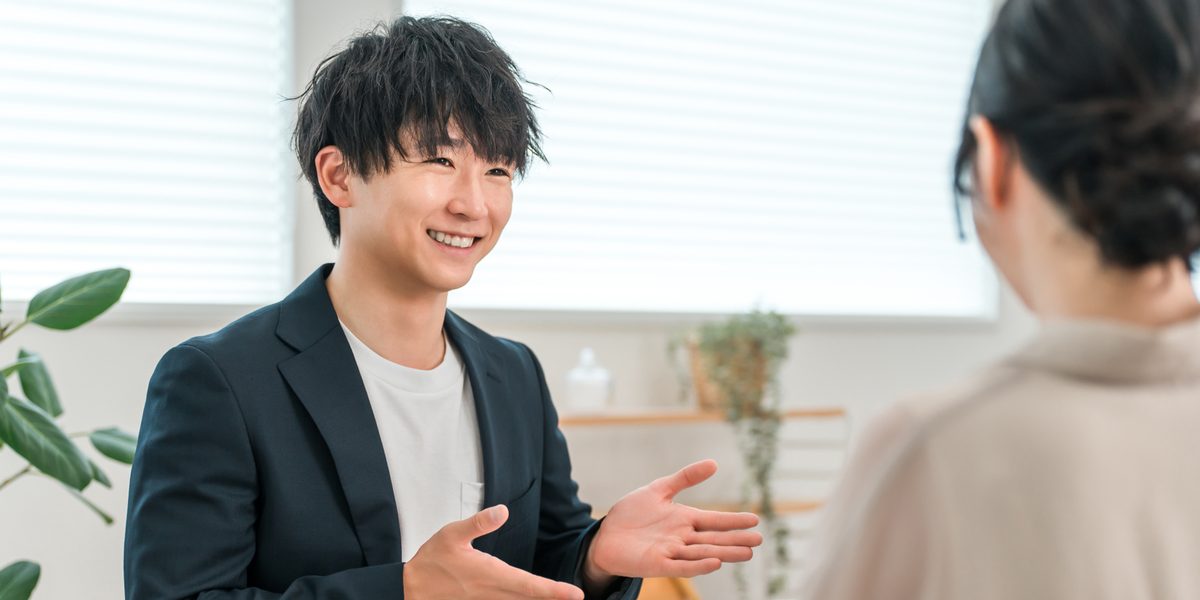 オーナーと打ち合わせをする不動産会社の担当者
